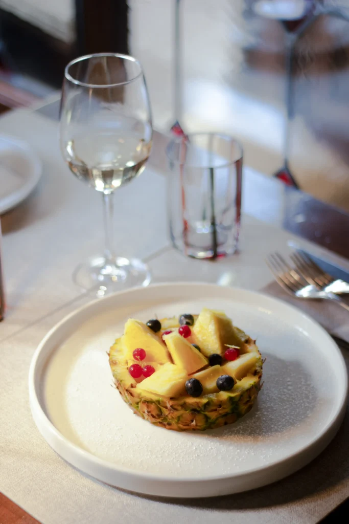 Dessert di frutta fresca servito in un ananas scavato, galleria fotografica Cantinone Storico Venezia