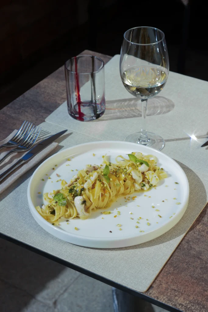 Pasta con vongole e frutti di mare, piatto tipico veneziano Cantinone Storico Venezia