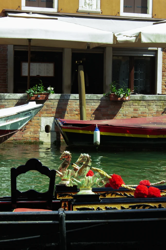 Gondola ormeggiata su un canale di Venezia vicino al ristorante Cantinone Storico