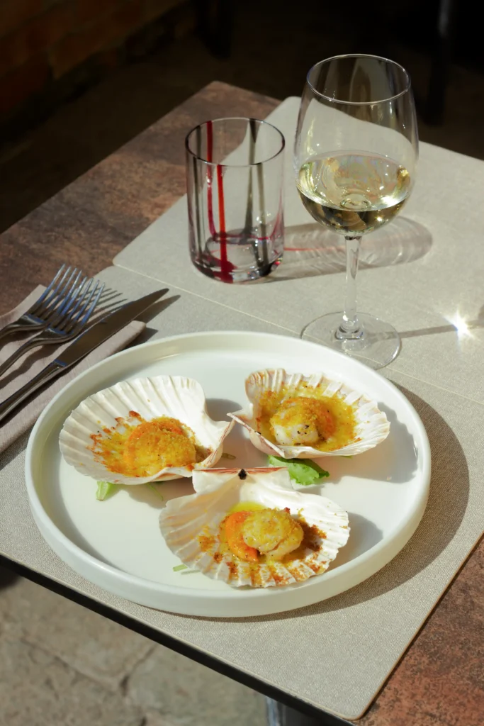 Capesante gratinate servite nel guscio, specialita di pesce Cantinone Storico Venezia