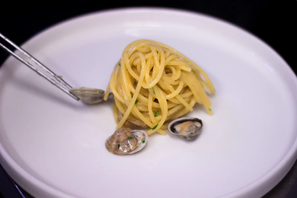 Spaghetti alle vongole impiattati, specialita di pesce Cantinone Storico Venezia