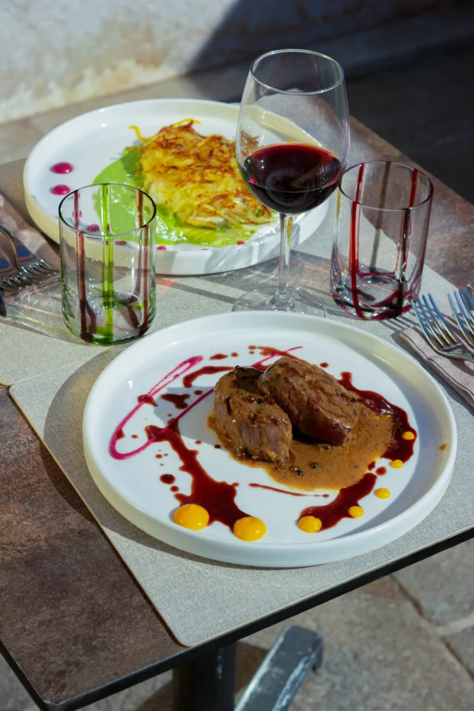 Piatto di carne con salsa e contorno, galleria fotografica Cantinone Storico Venezia
