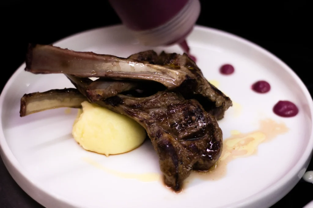 Costolette di agnello con pure di patate e salsa ai frutti di bosco, Cantinone Storico Venezia