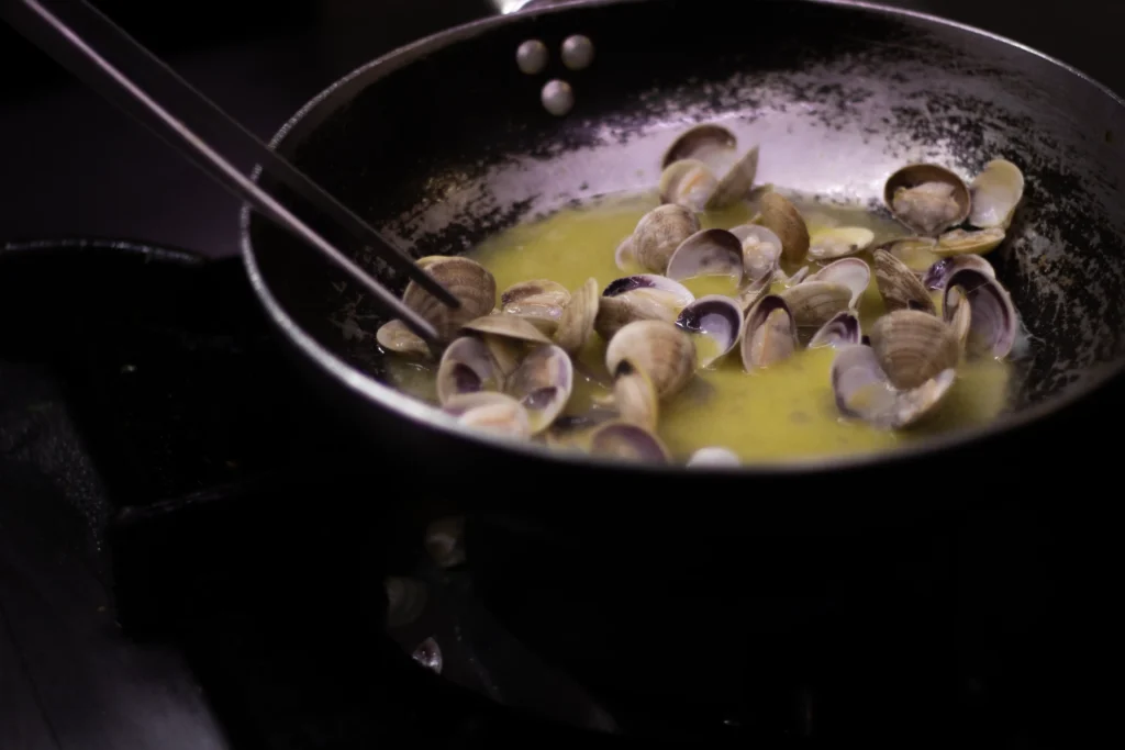 Vongole saltate in padella, preparazione di un piatto di pesce Cantinone Storico Venezia